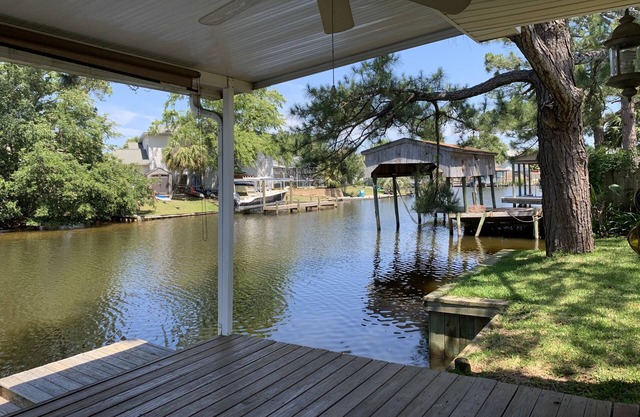 Gulf Breeze Canal Bungalow