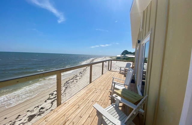 Gulf Breeze – Pet-Friendly 3BR Beachfront Stay with Stunning Views & Renovations