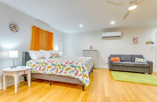 Gulf Breeze Vacation Rental for 2 w/ Pool Access!