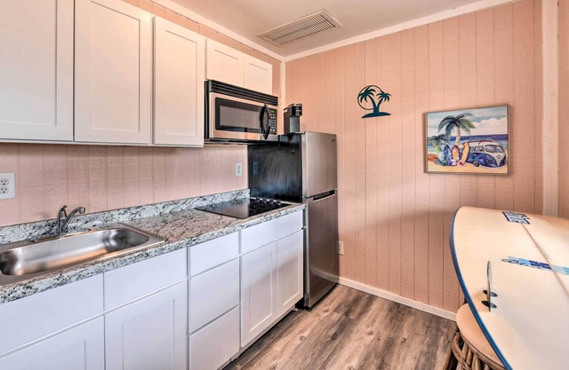 NEW! Gulf Shores Escape w/ Grill, 4 Mi to Beach!