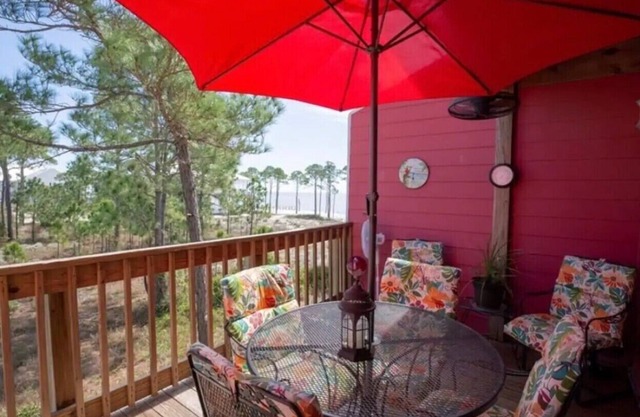 Gulf view 2 Bedroom, 2.5 Bath condo on beautiful Dauphin Island.