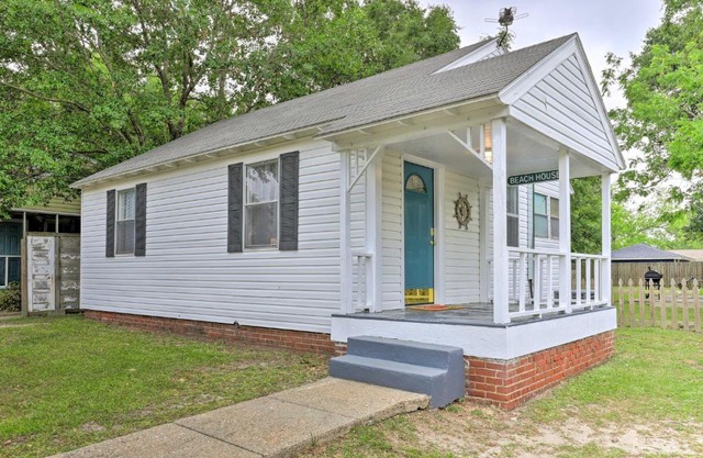 Gulfport Home with Deck and Grill, Walk to Beach!