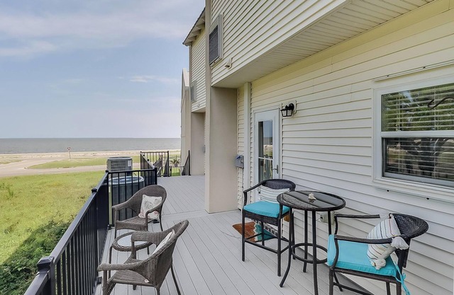 Gulfviews, short walk to Beaches w Pool sleeps 4