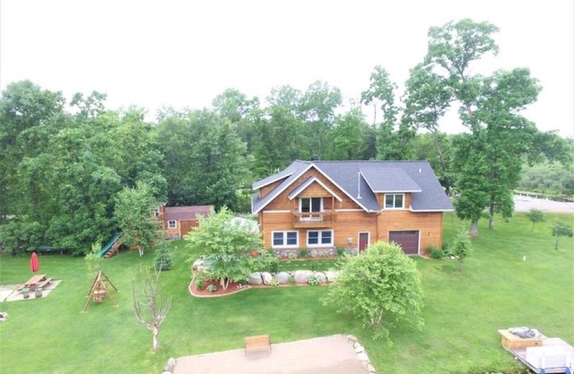 Fahren Sie mit dem Kajak in die Innenstadt von Nisswa, Beauty on Gull Lake Chain! Perfekt für Familien.