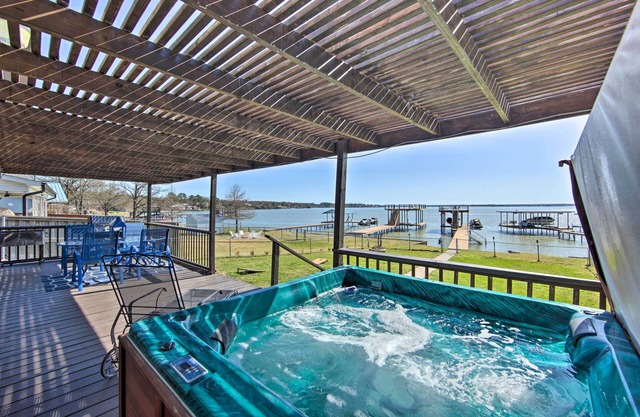 Gun Barrel City Home w/ Hot Tub!