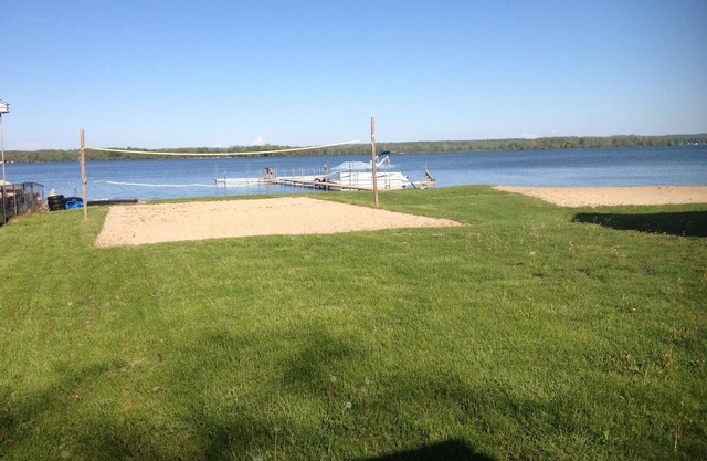 Gun Lake Ferienhaus, Sandstrand, Docks, Picknick-Tische, Kinderspielplätze