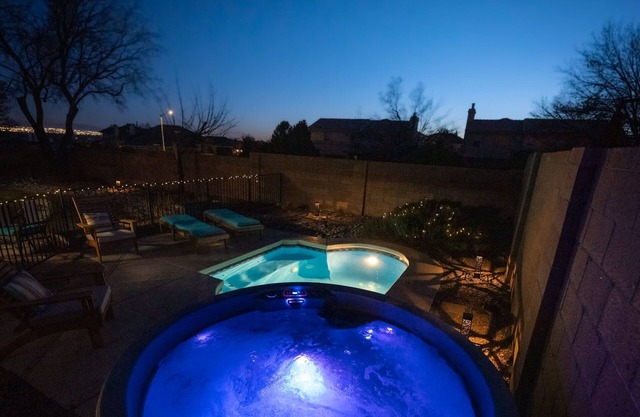 Gusto Retreat * Hot Tub - An Irvie Home