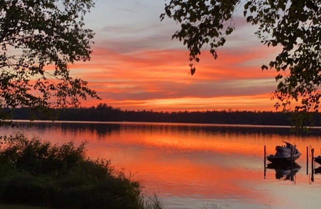 Unberührtes Haus am See. Ein toller Kurzurlaub für die ganze Saison! Bootfahren und Motorschlitten fahren