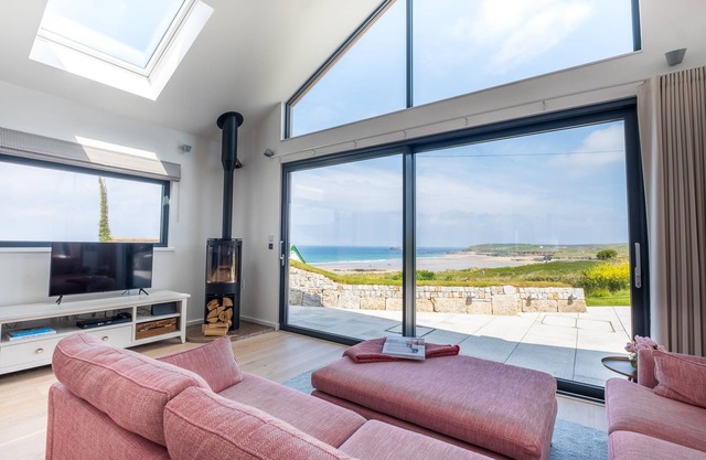 Gwithian Lookout - a house that sleeps 5 guests in 3 bedrooms