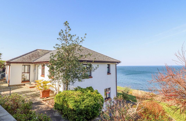 GWYLANOD, family friendly, country holiday cottage in Fairbourne