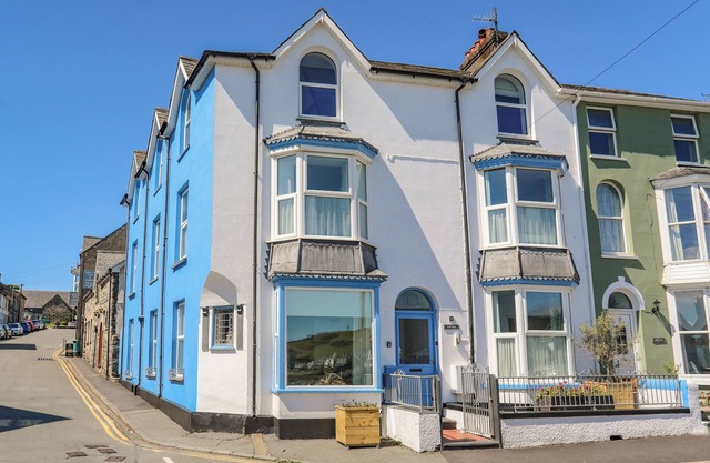 GWYNLE - CRICCIETH, pet friendly in Criccieth