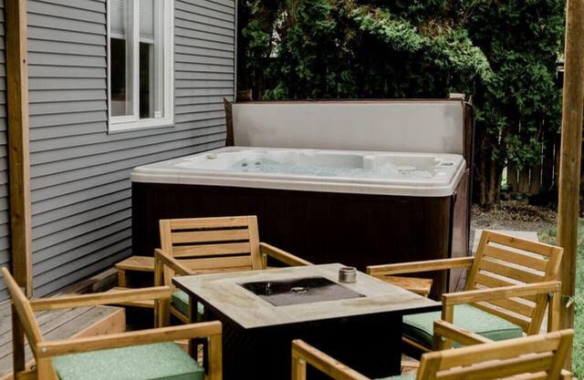 Gyro Beach Haven: Hot Tub, Parking, Pet-Friendly