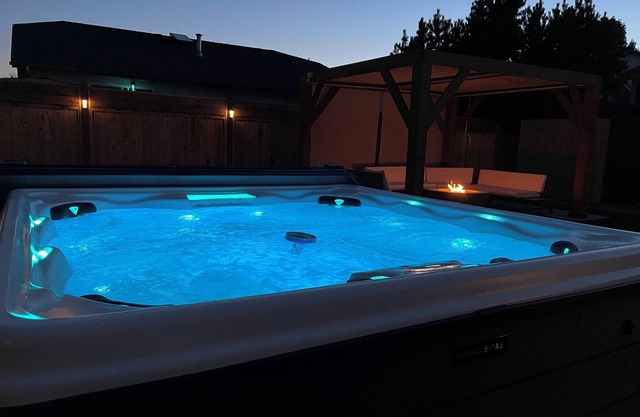 Gyro Beach home, Okanagan lake, HOT TUB, fire pit, outdoor shower. 3 bedrooms.