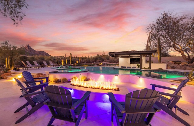 HÓZHÓ Estate at Pinnacle Peak: Pool, Games & Views