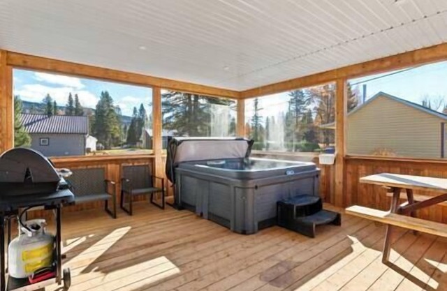 Hôtel à la maison - Chalet du Boisé avec spa