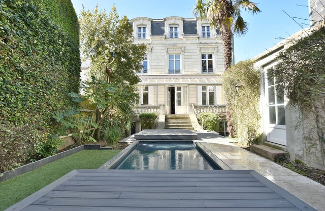 Ferienhaus-Komfort-Ensuite Bad-Poolblick