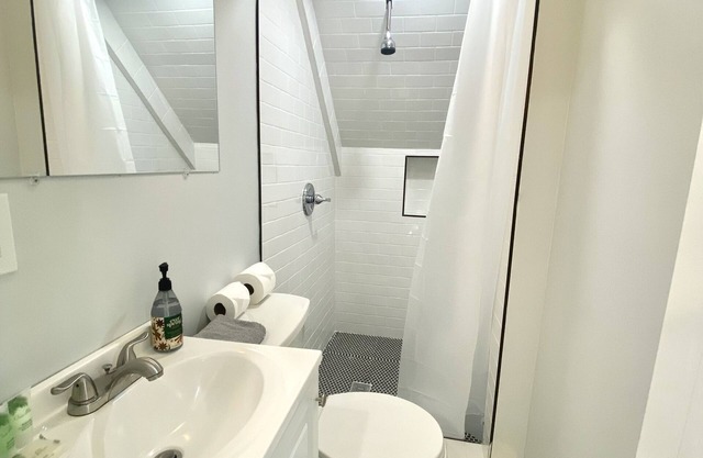 HA3: Private Studio with Full bathroom and Kitchenette