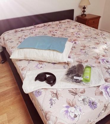 Habitación agradable con cuarto privado.
