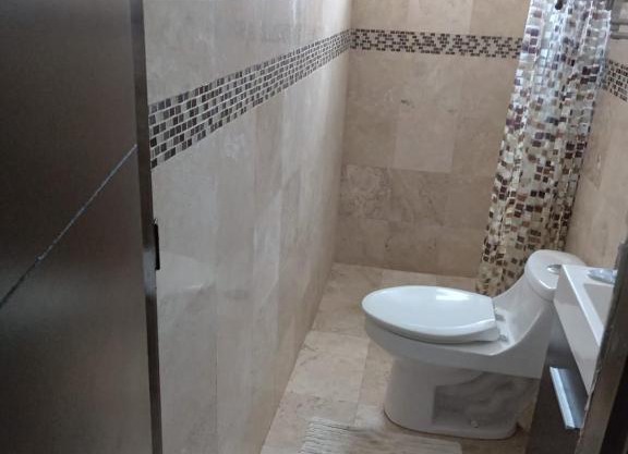 Habitación cómoda, en privada con seguridad y parque para caminatas.