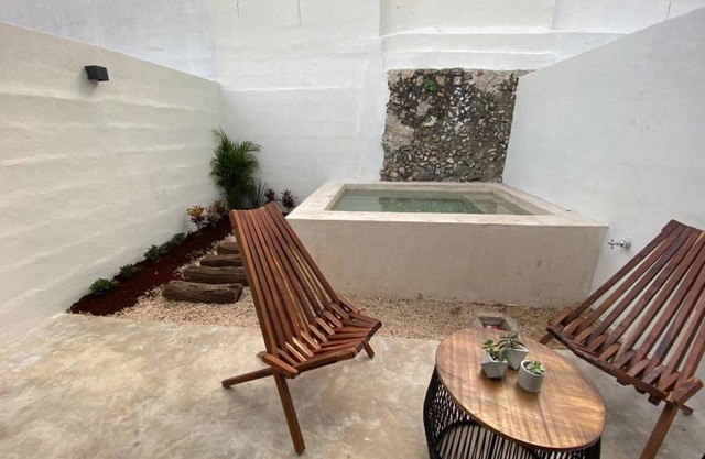 Habitación con 2 camas matrimoniales y alberca privada en el centro de Mérida.