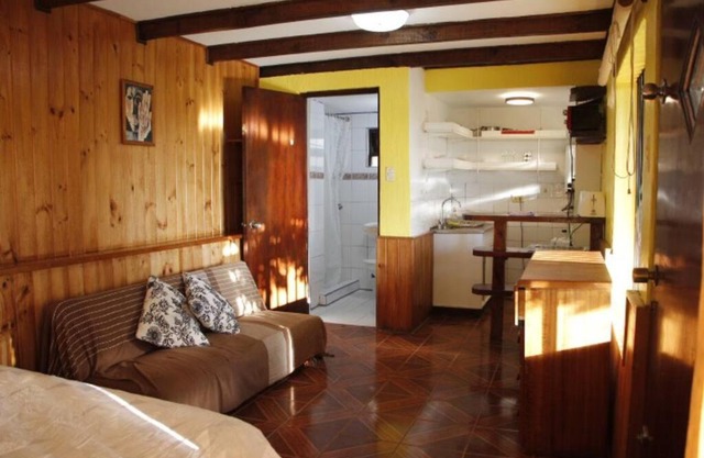 Habitación con baño, cocina y patio privado