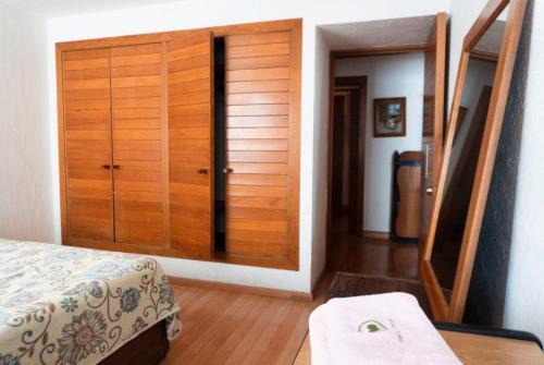 habitación con baño en amplia casa H3