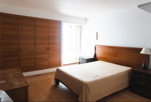Habitación con baño en amplia casa H4