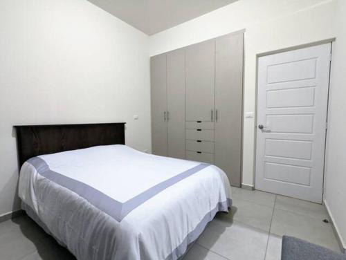 Habitación con baño privado, frente al Conin