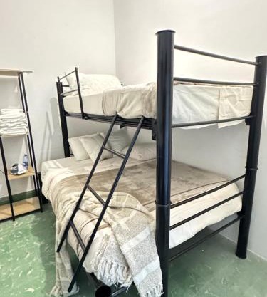 Habitación con dos camas y servicios