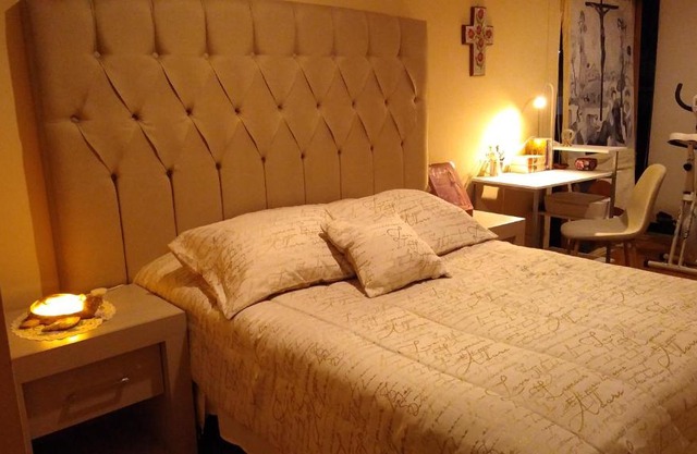 Habitación matrimonial con cama y sofá para cuatro personas