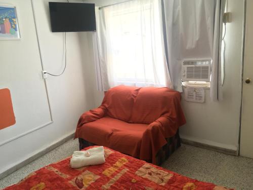 Habitacion con aire acondicionado y sofa en Departamento en el Centro Estacionamiento
