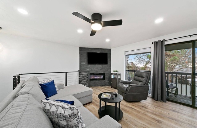 #HabitueHome - The Wildrye - 3 bedroom 2 bathroom Foothills Condo
