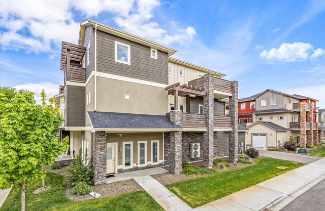 “#HabitueHomes - West Bench McCoy - New Condo! Treadmill!