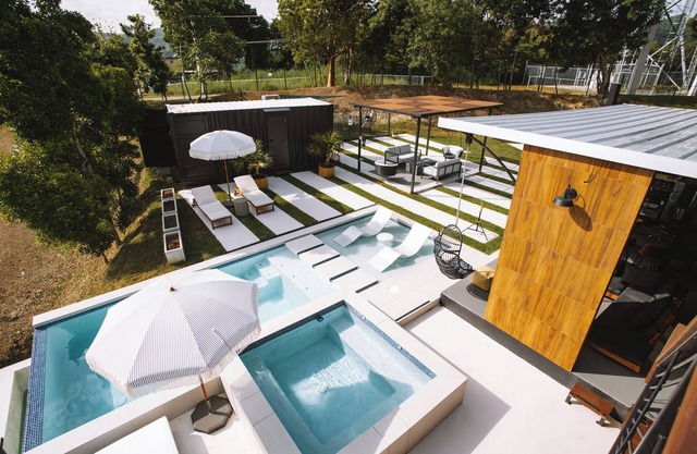 Hacienda Florecer - Luxurious Modern Shipping containers with private pool