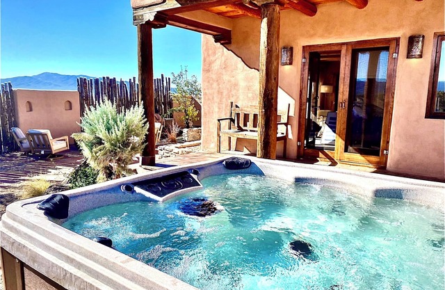 Hacienda Harwood. Hot Tub, 2 Living Rooms, Professional Kitchen, Sleeps 6-8.