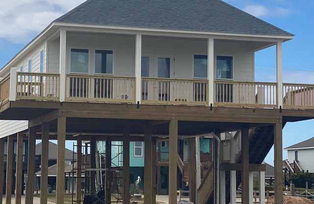 Hackberry Getaway . 4 bedrooms, 2 baths, Sleeps 10, On The Water. NEW CONST.