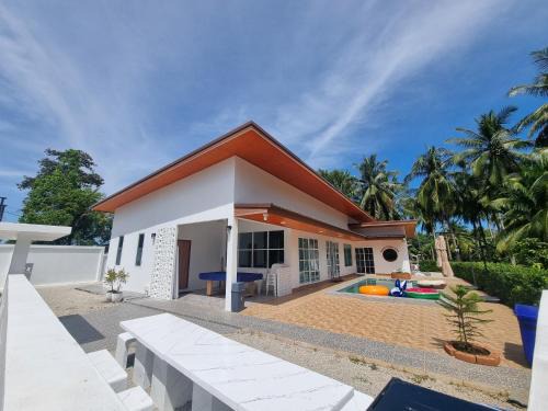 Hadkaew Thepha Pool Villa by Jehsana