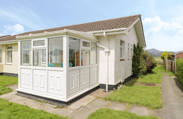 HAFOD-Y-GORS, pet friendly, with a garden in Fairbourne