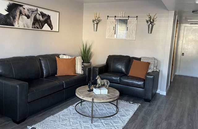 Hagerman Retreats - beautiful Horse Themed Unit