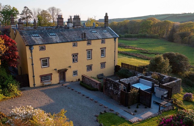 HAILE HALL - with HOT TUB - Private wing with 4 huge ensuite bedrooms