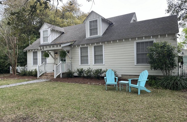 Half a Block to the Beach! Come Bay-Cation here, Spacious House to fit everyone