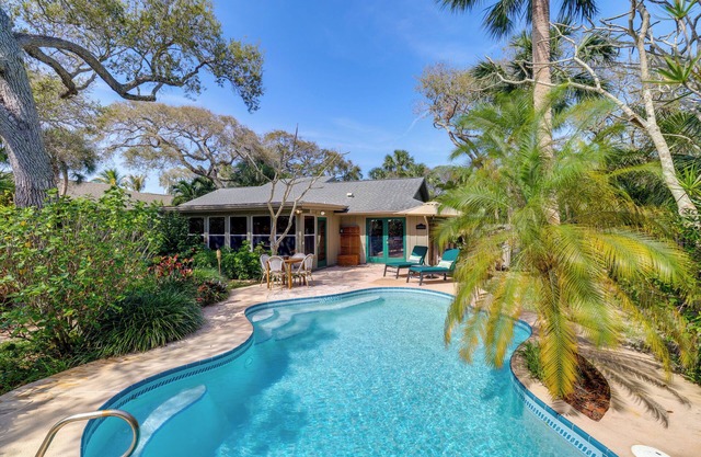 Half-Mi to Private Beach: Floridana Beach Getaway