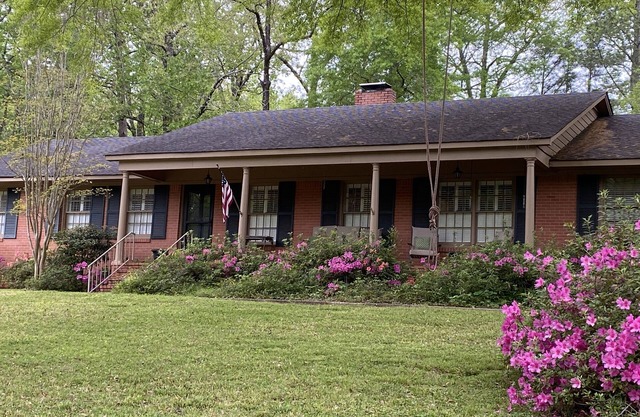 Half Mile to MSU Campus-3 Bed/2Bath Ranch in Cozy Neighborhood!