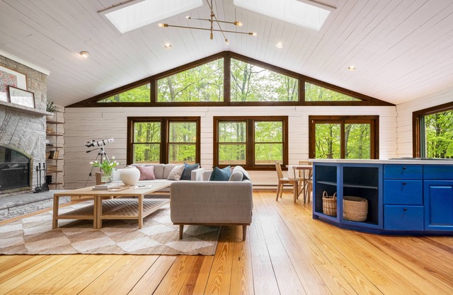 Half Moon by AvantStay | 4BR Cabin w/ Large Deck & Yard
