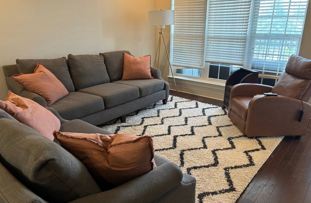 "Half Time Condo" - Cozy 2-bedroom 2 bath, convenient to Bryant-Denny stadium