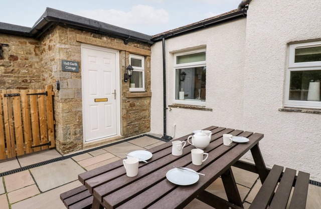 HALL GARTH COTTAGE, pet friendly in Carperby
