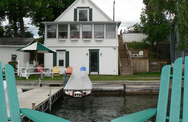 Hall's Grape Escape - Lakefront Cottage Retreat on Keuka Lake