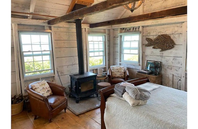 Halls Harbour BOAT HOUSE Cottage w/Hot Tub