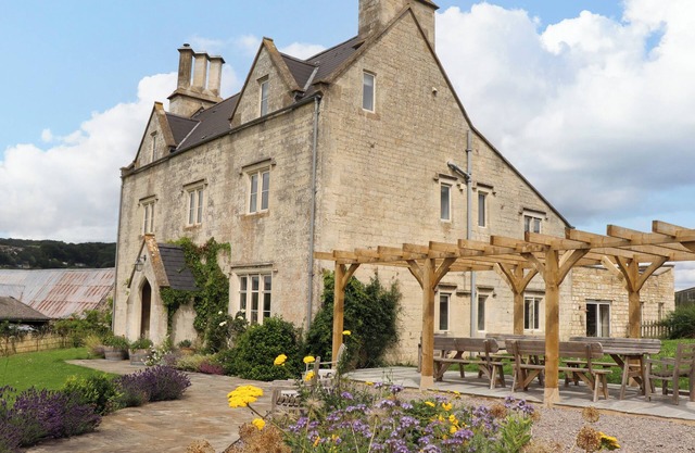 HAMMONDS FARMHOUSE, family friendly, luxury holiday cottage in Stroud