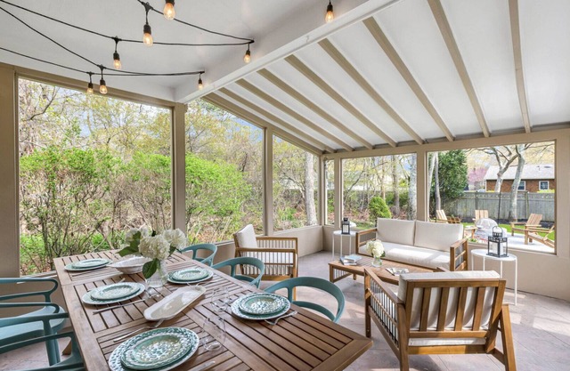 HAMPTON BAYS HOME MINUTES FROM SOUTHAMPTON VILLAGE, SHINNECOCK BAY, OCEAN...